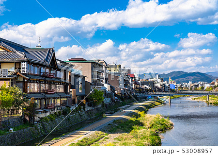 《京都府》初夏・鴨川の街並み 《京都府》初夏・鴨川の街並み 53008957
