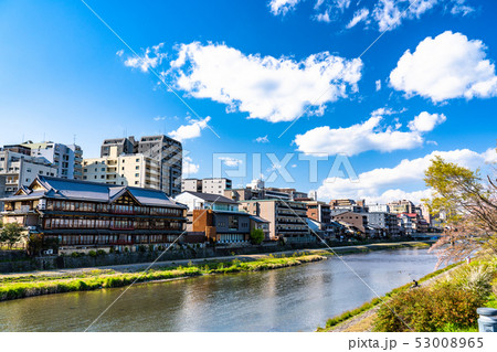 《京都府》初夏・鴨川の街並み 53008965