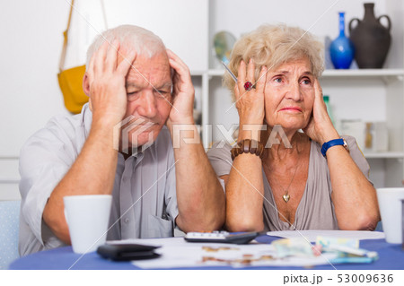 Frustrated senior couple faced financials troubles 53009636