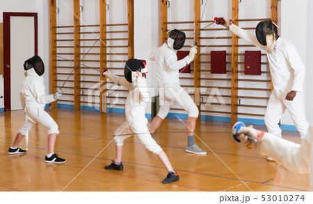 Mixed group of fencers trains in pairs 53010274