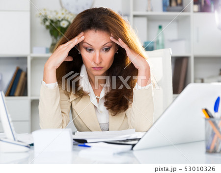 Young businesswoman is having problems with project 53010326