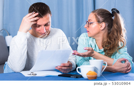 Couple struggling to pay bills 53010904