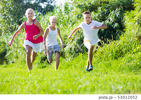Kids playing active games 53012052