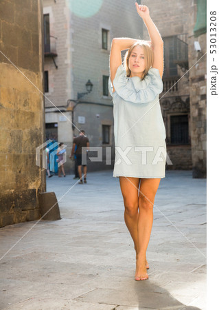 Girl posing barefoot in Barcelona 53013208