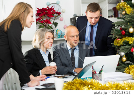 Business people developing strategy in office 53013312