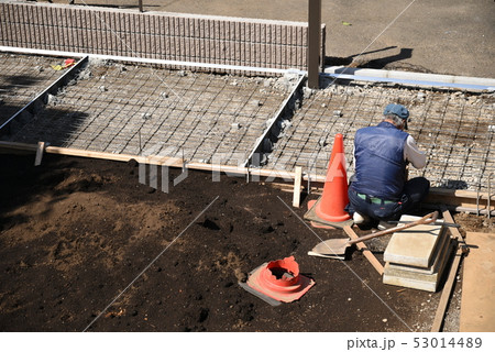 コンクリートの埋め込み準備をする大工さん1 コンクリートの埋め込み準備をする大工さん1 53014489