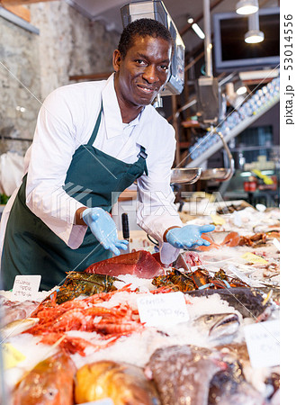 Salesman portrait in fish shop 53014556