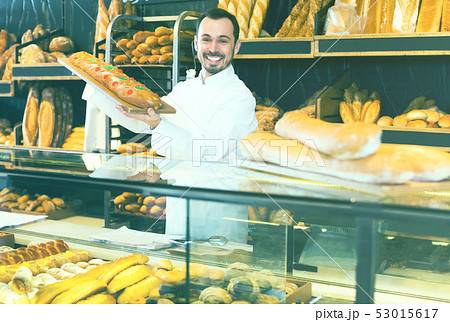 Male 25-36 years old is offering fresh festive cake 53015617