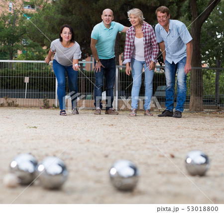 Smiling mature people playing petanque 53018800