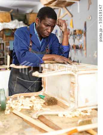 Restorer renewing vintage chest of drawers Restorer renewing vintage chest of drawers 53019147