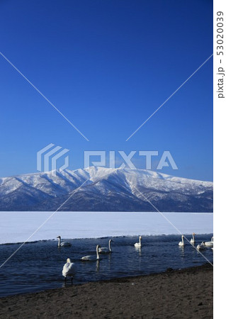 雪解け間近の屈斜路湖(北海道） 53020039