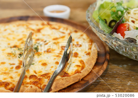 ピザ サラダ イタリア料理 53020086