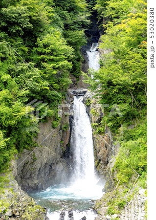 ごうごうと流れ落ちるオクシズの赤水の滝 ごうごうと流れ落ちるオクシズの赤水の滝 53020380