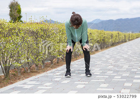 疲れやすい女性 53022799