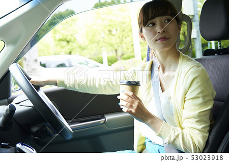自動車の運転をする若い女性 53023918