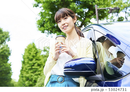 車と女性 車と女性 53024731