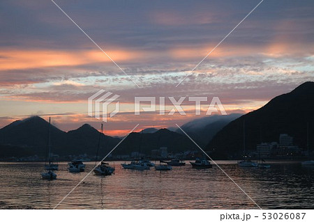伊豆下田の海辺の夕暮れ 53026087
