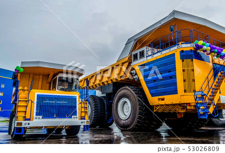 A huge mining truck A huge mining truck 53026809