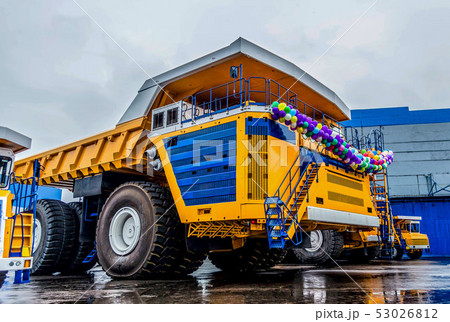 A huge mining truck A huge mining truck 53026812