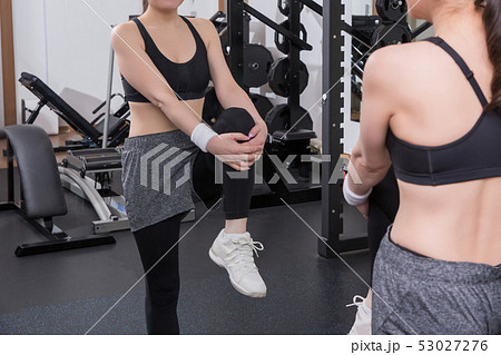 スポーツジムで脚のストレッチをする女性 53027276