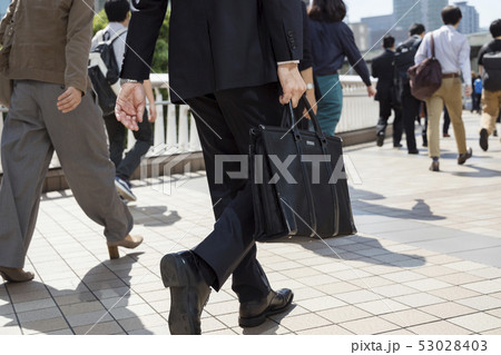 ビジネスマンの通勤風景 53028403