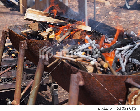 焚き火台で燃える薪木【キャンプ】 焚き火台で燃える薪木【キャンプ】 53053685
