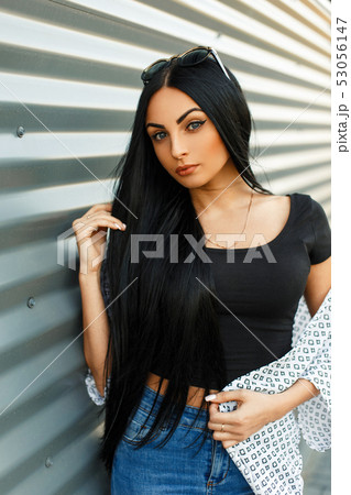 Portrait of a beautiful brunette girl Portrait of a beautiful brunette girl 53056147