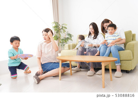 室内で楽しく遊ぶ子供とお母さん 53088816