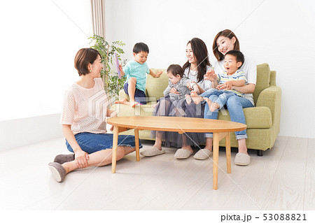 室内で楽しく遊ぶ子供とお母さん 53088821