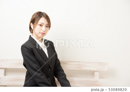 ベンチに座る女性 ベンチに座る女性 53089820