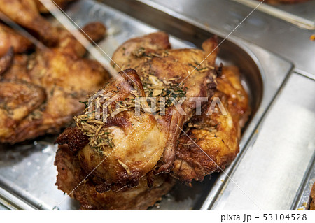 Fried chicken on a tray in a supermarket showcase 53104528
