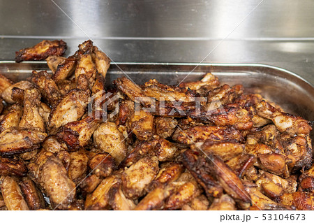 Fried chicken on a tray in a supermarket showcase 53104673