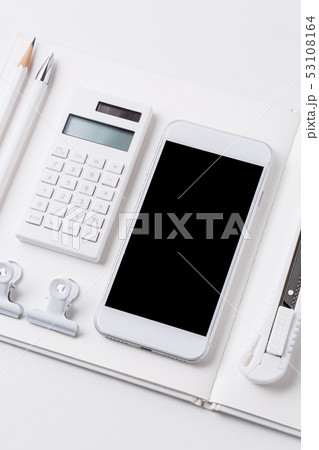 スマホと白い文房具の写真素材
