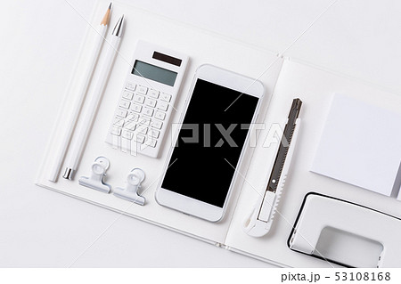 スマホと白い文房具の写真素材