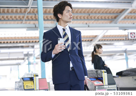 若い男性　　改札　撮影協力「京王電鉄株式会社」 53109361