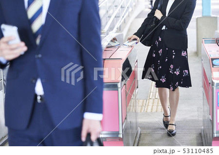 駅　電車　女性　改札　撮影協力「京王電鉄株式会社」 53110485
