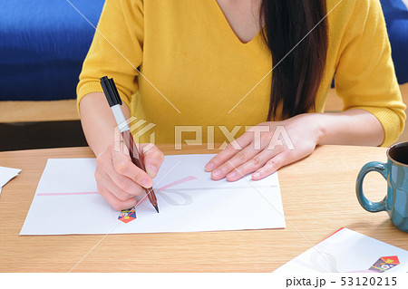 熨斗紙　書き出し　女性の手元02 53120215