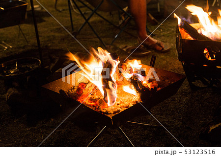 キャンプの焚き火（火にピント） 53123516