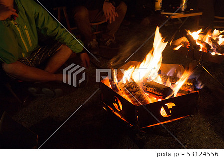 キャンプの焚き火（火にピント） 53124556