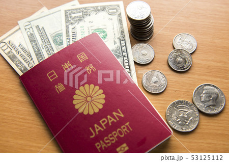 【海外旅行イメージ】パスポートと外貨両替 53125112