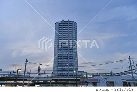 日本の横浜都市景観 長津田駅前のタワーマンションなどを望む 53127918
