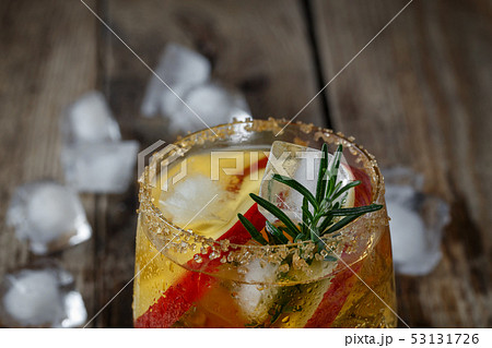 Apple drink in a glass fogging glass 53131726