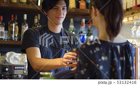 コーヒーテイクアウトシーン コーヒーテイクアウトシーン 53132416