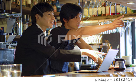 経営コンサルタントと飲食店オーナー 53132417