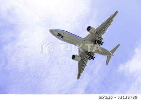 頭上を飛行する飛行機  ボーイング777-200 53133739
