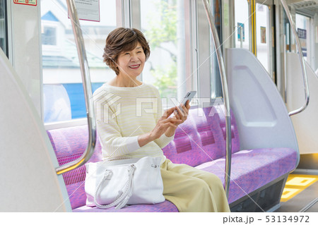 シニア女性 電車 旅行　撮影協力:京王電鉄株式会社 53134972