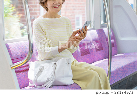 シニア女性 電車 旅行　撮影協力:京王電鉄株式会社 53134973