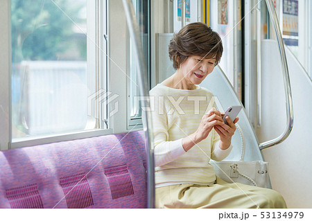 シニア女性 電車 旅行　撮影協力:京王電鉄株式会社 53134979