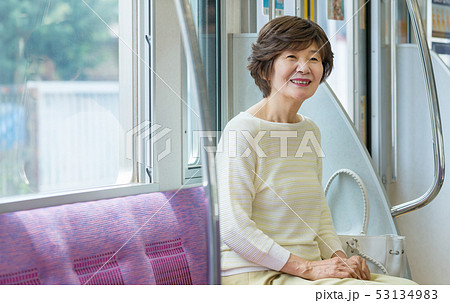 シニア女性 電車 旅行　撮影協力:京王電鉄株式会社 53134983
