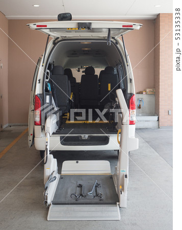 リフト付きの介護車両 53135338